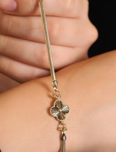 14 Ayar Altın Kalemli Yonca Bileklik için detayları göster 14 Ayar Altın Kalemli Yonca Bileklik resmi