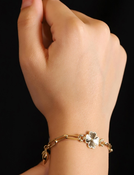 14 Ayar Altın Kalp sallantılı Yonca Bileklik için detayları göster 14 Ayar Altın Kalp sallantılı Yonca Bileklik resmi