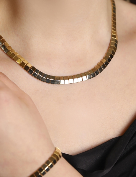 14 Ayar Altın Aynalı Piramit Kolye için detayları göster 14 Ayar Altın Aynalı Piramit Kolye resmi