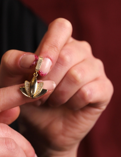 14 Ayar Altın Lotus Charm resmi