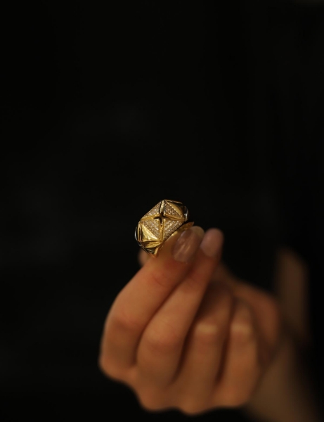 14 Ayar Altın Taşlı Dilimli Yüzük için detayları göster 14 Ayar Altın Taşlı Dilimli Yüzük resmi