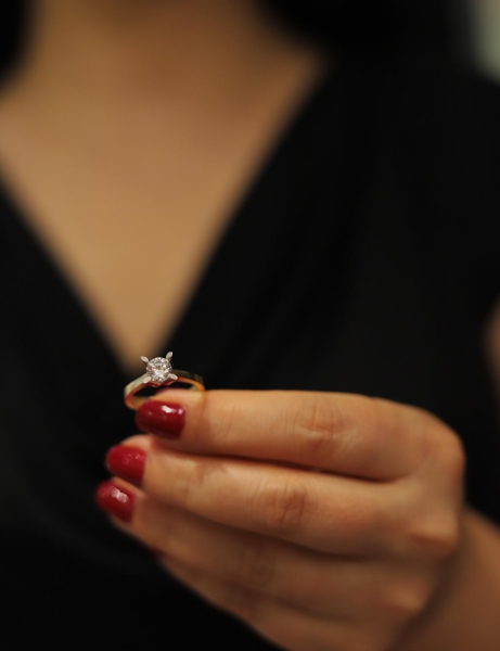 14 Ayar Altın Badem Tırnaklı Çift Renk Tek Taş Yüzük için detayları göster 14 Ayar Altın Badem Tırnaklı Çift Renk Tek Taş Yüzük resmi