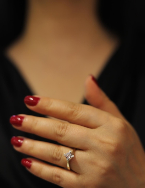 14 Ayar Altın Kalpli Kesim Tırnaklı Tektaş Yüzük için detayları göster 14 Ayar Altın Kalpli Kesim Tırnaklı Tektaş Yüzük resmi