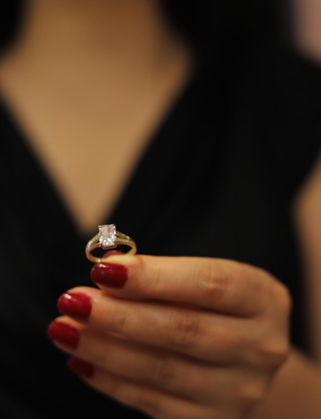 14 Ayar Altın Yüzük Kısmı Çapraz Sıralı Taşlı Zarif Baget Yüzük için detayları göster 14 Ayar Altın Yüzük Kısmı Çapraz Sıralı Taşlı Zarif Baget Yüzük resmi