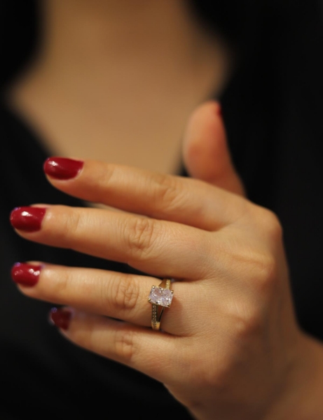 14 Ayar Altın Yüzük Kısmı Çapraz Sıralı Taşlı Zarif Baget Yüzük için detayları göster 14 Ayar Altın Yüzük Kısmı Çapraz Sıralı Taşlı Zarif Baget Yüzük resmi