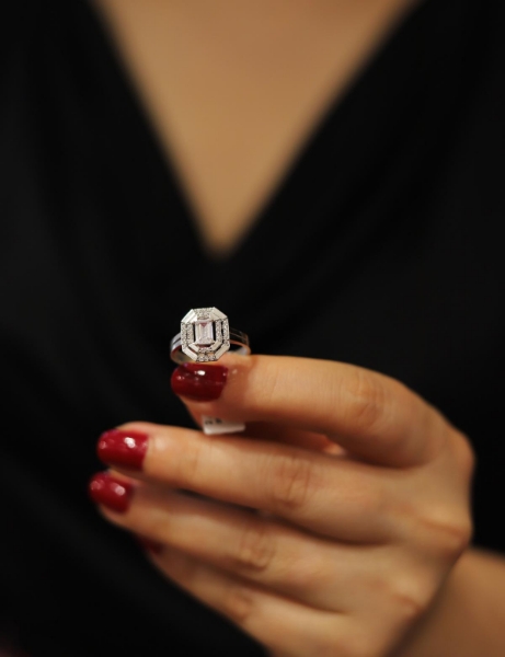 14 Ayar Altın 2 Sıra Taşlı Beyaz Baget için detayları göster 14 Ayar Altın 2 Sıra Taşlı Beyaz Baget resmi