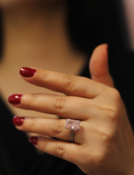 14 Ayar Altın Ice Crush Serisinden Pembe Uzun Taşlı Baget Yüzük için detayları göster 14 Ayar Altın Ice Crush Serisinden Pembe Uzun Taşlı Baget Yüzük resmi