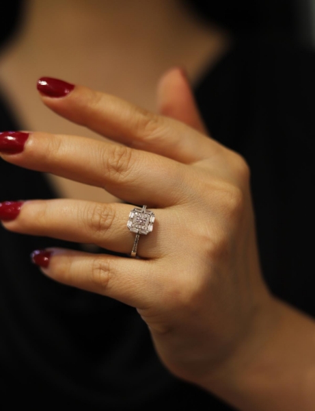 14 Ayar Altın Baget Taşlı Kare Form Yüzük için detayları göster 14 Ayar Altın Baget Taşlı Kare Form Yüzük resmi