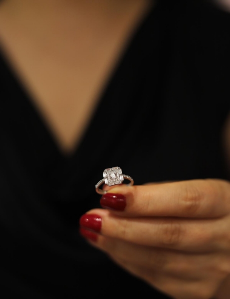 14 Ayar Altın Baget Taşlı Kare Form Yüzük için detayları göster 14 Ayar Altın Baget Taşlı Kare Form Yüzük resmi