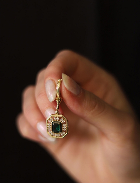 14 Ayar Altın Baget Yeşil Taşlı Kolye Ucu için detayları göster 14 Ayar Altın Baget Yeşil Taşlı Kolye Ucu resmi