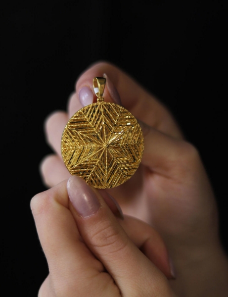 22 Ayar Altın Hint işi Yıldız Kolye Ucu için detayları göster 22 Ayar Altın Hint işi Yıldız Kolye Ucu resmi