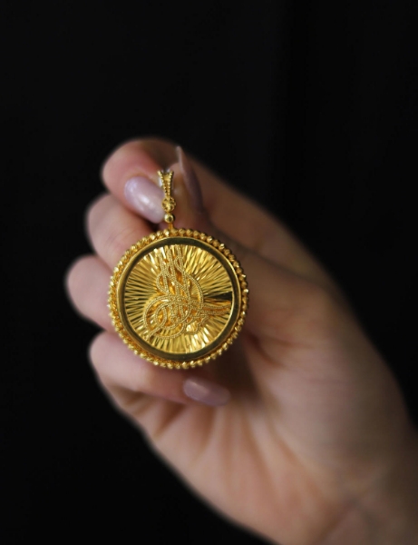 22 Ayar Altın Dorikalı Tura Kolye Ucu için detayları göster 22 Ayar Altın Dorikalı Tura Kolye Ucu resmi