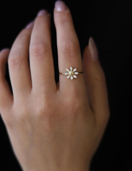 14 Ayar Altın Beyaz Mineli Papatya Yüzük için detayları göster 14 Ayar Altın Beyaz Mineli Papatya Yüzük resmi