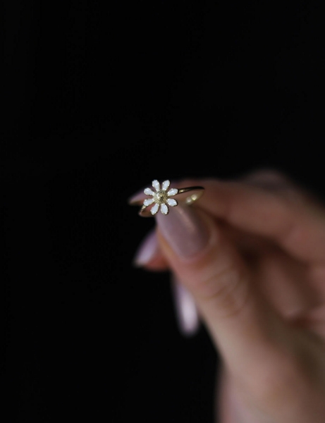 14 Ayar Altın Beyaz Mineli Papatya Yüzük için detayları göster 14 Ayar Altın Beyaz Mineli Papatya Yüzük resmi