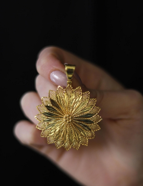 22 Ayar Altın Kalemli Hint İşi Kolye Ucu için detayları göster 22 Ayar Altın Kalemli Hint İşi Kolye Ucu resmi