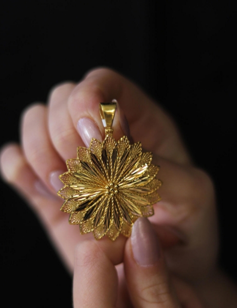 22 Ayar Altın Kalemli Hint İşi Kolye Ucu için detayları göster 22 Ayar Altın Kalemli Hint İşi Kolye Ucu resmi