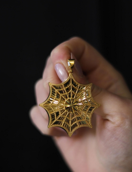 22 Ayar Altın Örümcek Ağı Kolye Ucu için detayları göster 22 Ayar Altın Örümcek Ağı Kolye Ucu resmi