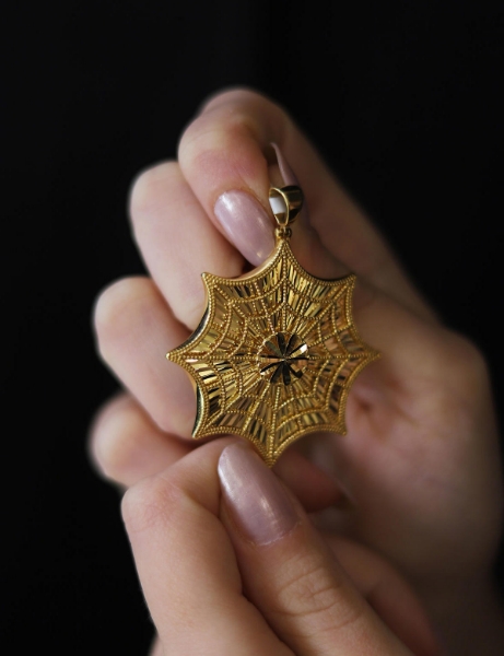 22 Ayar Altın Örümcek Ağı Kolye Ucu için detayları göster 22 Ayar Altın Örümcek Ağı Kolye Ucu resmi