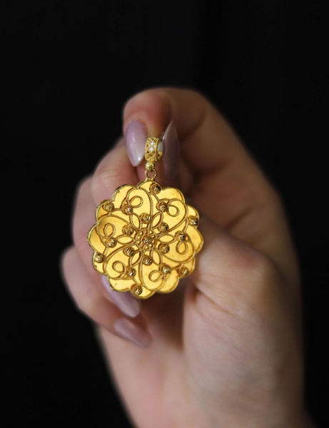 22 Ayar Altın Çiçek İşlemeli Kolye Ucu için detayları göster 22 Ayar Altın Çiçek İşlemeli Kolye Ucu resmi