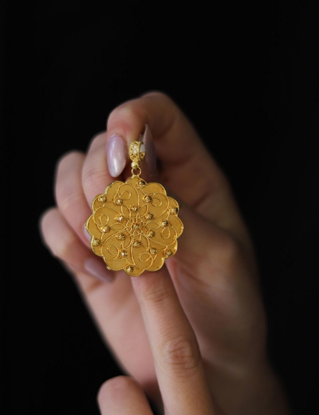 22 Ayar Altın Çiçek İşlemeli Kolye Ucu için detayları göster 22 Ayar Altın Çiçek İşlemeli Kolye Ucu resmi