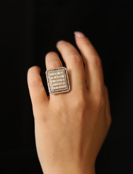 14 Ayar Altın Gösterişli Beyaz Baget Yüzük için detayları göster 14 Ayar Altın Gösterişli Beyaz Baget Yüzük resmi