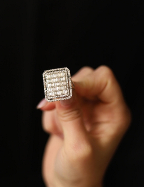 14 Ayar Altın Gösterişli Beyaz Baget Yüzük için detayları göster 14 Ayar Altın Gösterişli Beyaz Baget Yüzük resmi