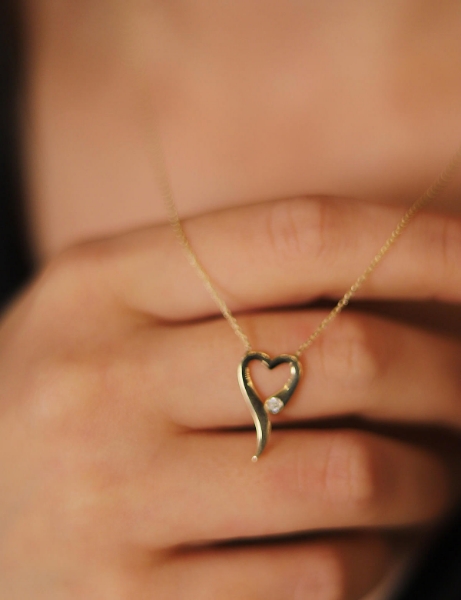 14 Ayar Altın Tasarım Kalp Kolye için detayları göster 14 Ayar Altın Tasarım Kalp Kolye resmi