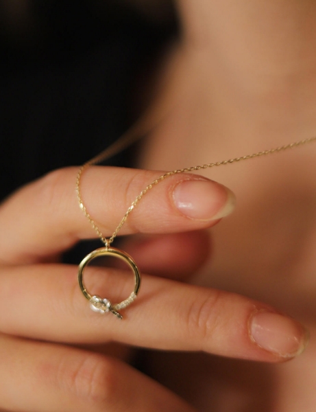 14 Ayar Altın Halka Düğüm Kolye için detayları göster 14 Ayar Altın Halka Düğüm Kolye resmi