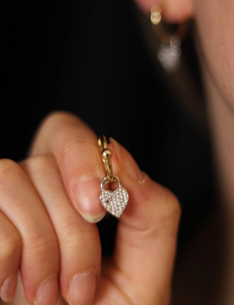 14 Ayar Altın Taşlı Kalp Sallantılı Küpe için detayları göster 14 Ayar Altın Taşlı Kalp Sallantılı Küpe resmi