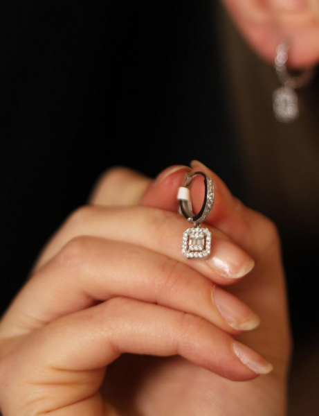 14 Ayar Altın Baget Sallantılı Beyaz Küpe için detayları göster 14 Ayar Altın Baget Sallantılı Beyaz Küpe resmi