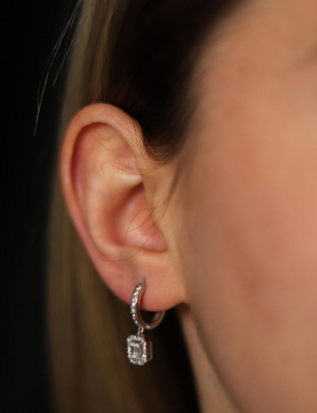 14 Ayar Altın Baget Sallantılı Beyaz Küpe için detayları göster 14 Ayar Altın Baget Sallantılı Beyaz Küpe resmi