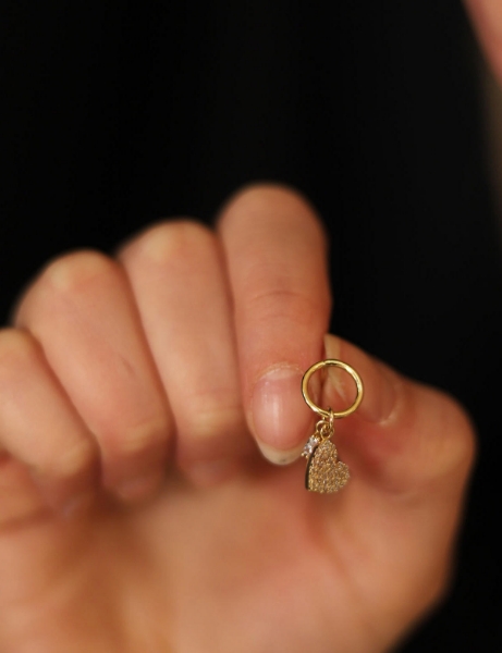 14 Ayar Altın Kalp Sallantılı Çivi Küpe için detayları göster 14 Ayar Altın Kalp Sallantılı Çivi Küpe resmi