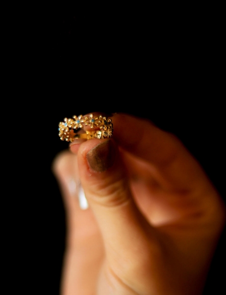 14 Ayar Altın Mavi Taşlı Papatya Yüzük için detayları göster 14 Ayar Altın Mavi Taşlı Papatya Yüzük resmi