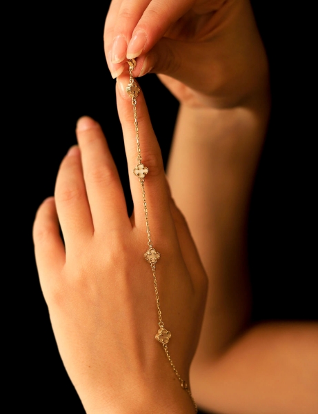 14 Ayar Altın Beyaz Mineli Çıtır Yonca Bileklik için detayları göster 14 Ayar Altın Beyaz Mineli Çıtır Yonca Bileklik resmi