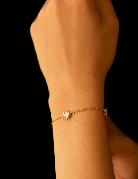 14 Ayar Altın Beyaz Mineli Çıtır Yonca Bileklik için detayları göster 14 Ayar Altın Beyaz Mineli Çıtır Yonca Bileklik resmi