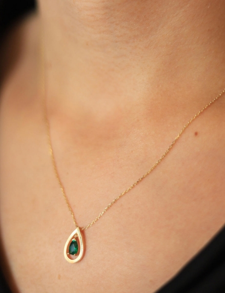 14 Ayar Altın Yeşil Çerçeveli Damla Kolye için detayları göster 14 Ayar Altın Yeşil Çerçeveli Damla Kolye resmi