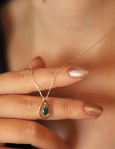 14 Ayar Altın Yeşil Çerçeveli Damla Kolye için detayları göster 14 Ayar Altın Yeşil Çerçeveli Damla Kolye resmi