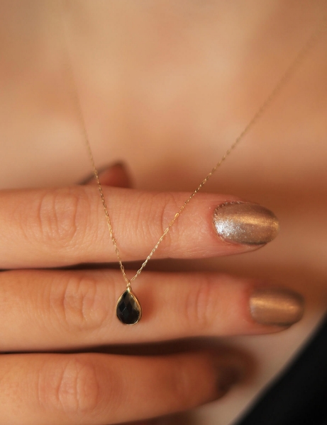 14 Ayar Altın Hediyelik Siyah Taşlı Kolye için detayları göster 14 Ayar Altın Hediyelik Siyah Taşlı Kolye resmi