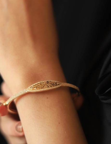 14 Ayar Altın Tasarım İnce Kelepçe için detayları göster 14 Ayar Altın Tasarım İnce Kelepçe resmi