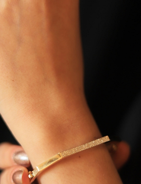 14 Ayar Altın Köşeli Suyolu Kelepçe için detayları göster 14 Ayar Altın Köşeli Suyolu Kelepçe resmi