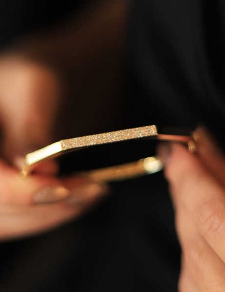 14 Ayar Altın Köşeli Suyolu Kelepçe için detayları göster 14 Ayar Altın Köşeli Suyolu Kelepçe resmi