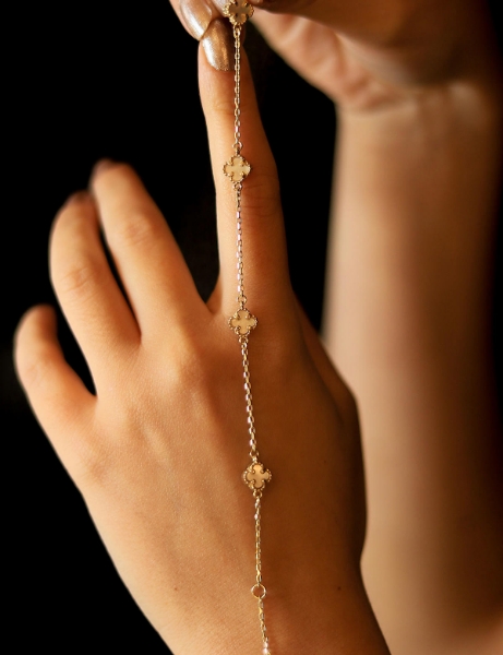 14 Ayar Altın Beyaz Mineli Çıtır Yonca Bileklik için detayları göster 14 Ayar Altın Beyaz Mineli Çıtır Yonca Bileklik resmi