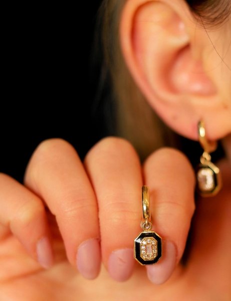 14 Ayar Altın Siyah Mineli Sallantılı Küpe için detayları göster 14 Ayar Altın Siyah Mineli Sallantılı Küpe resmi