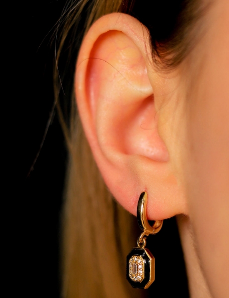 14 Ayar Altın Siyah Mineli Sallantılı Küpe için detayları göster 14 Ayar Altın Siyah Mineli Sallantılı Küpe resmi