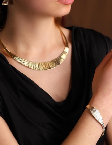 Nişan Elbisesine En Çok Yakışacak Altın Takılar (2025-2026 Trend Kılavuzu) Nişan Elbisesine En Çok Yakışacak Altın Takılar (2025-2026 Trend Kılavuzu)