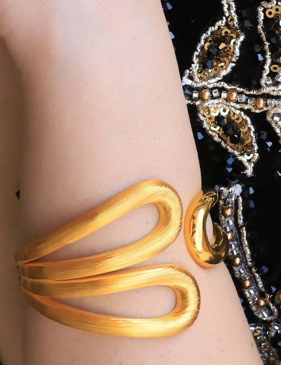 22 Ayar Altın Oval Kumlu Kelepçe resmi