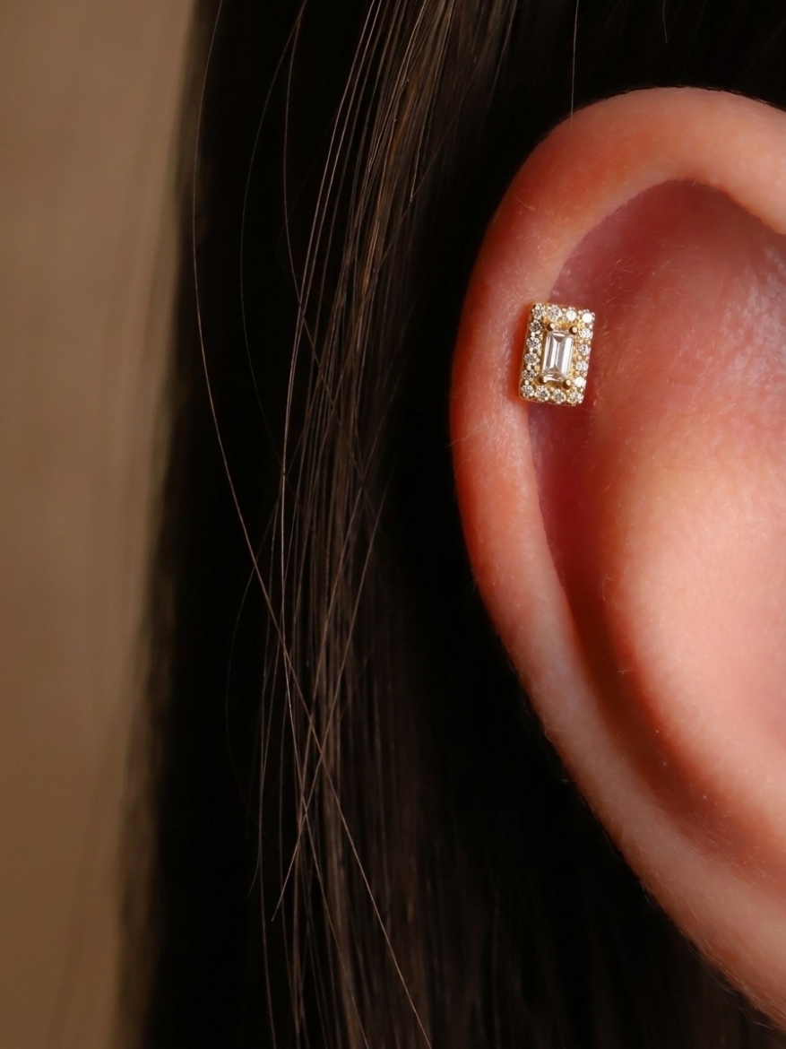 14 Ayar Altın Zarif Tasarım Taşlı Tragus resmi