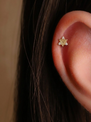 14 Ayar Altın Simetrik Üçgen Tasarım Taşlı Tragus