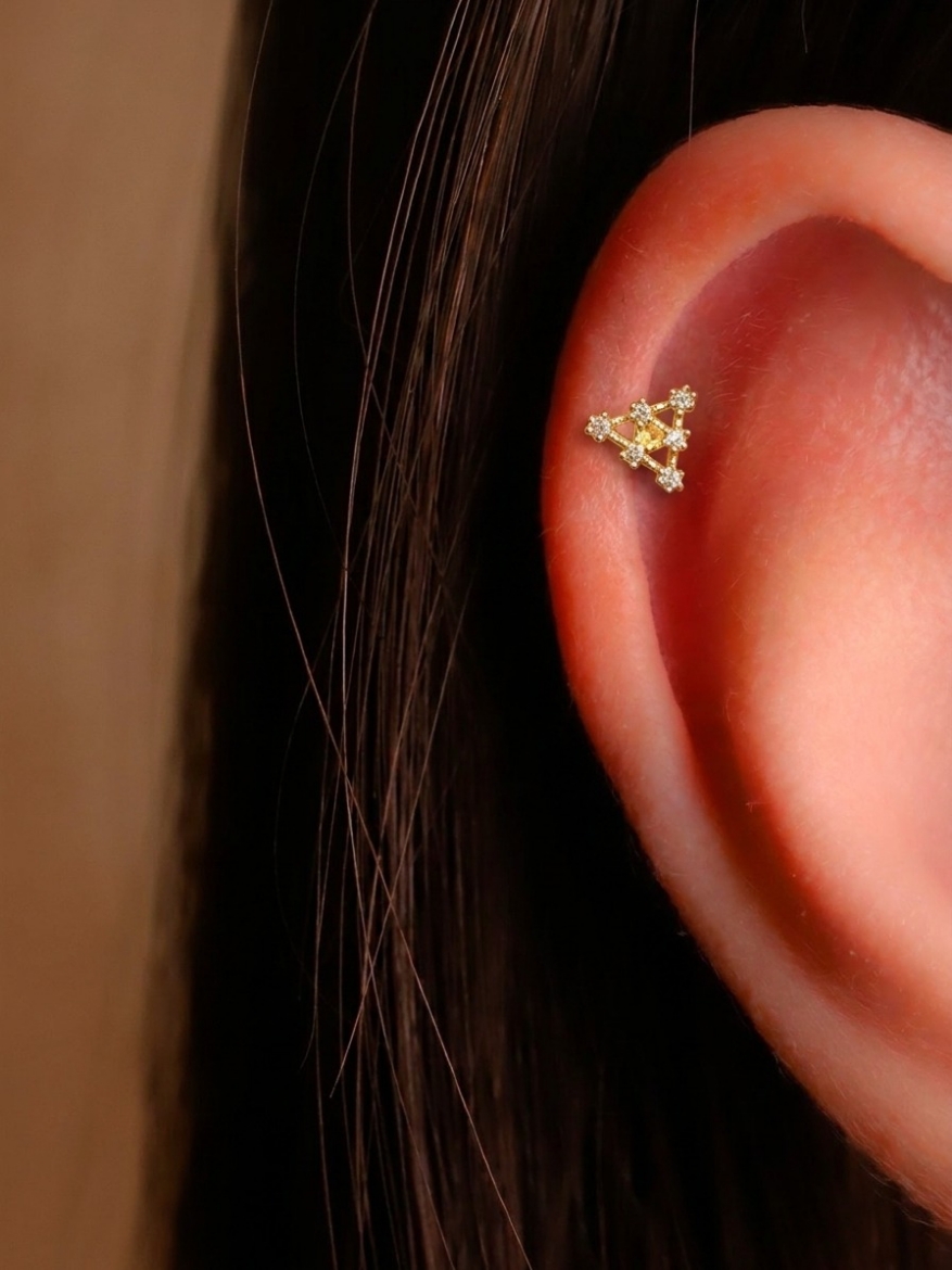 14 Ayar Altın Üçgen Tasarım Taşlı Tragus