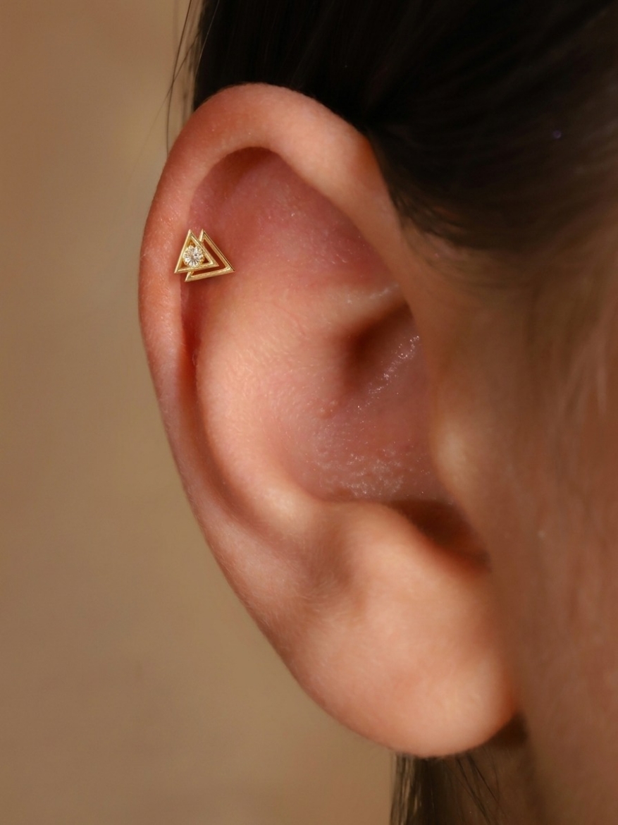 14 Ayar Altın Özel Sembol Tasarımlı Taşlı Tragus